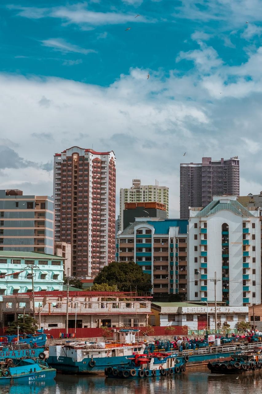 cityscape photography of buildings and boats